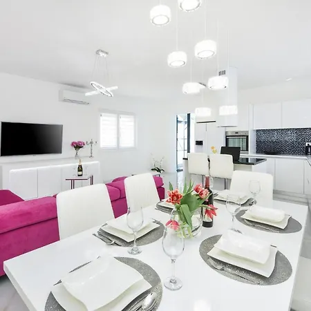 4 Bedroom Awesome In *