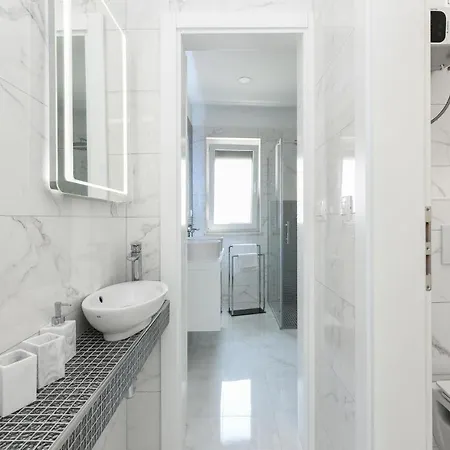 4 Bedroom Awesome In *
