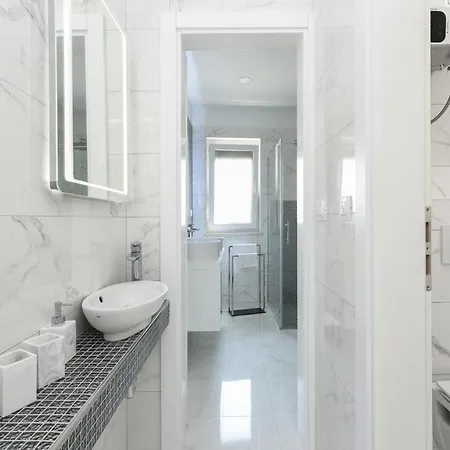 4 Bedroom Awesome In *
