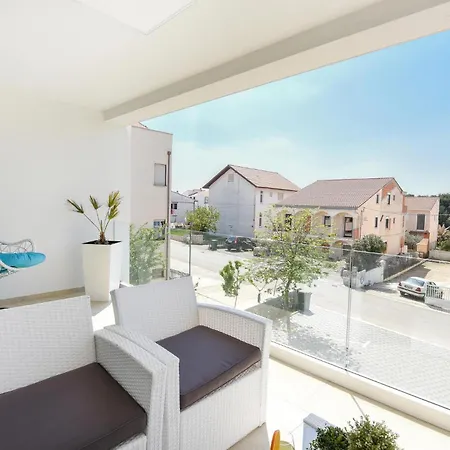4 Bedroom Awesome In Holiday home *