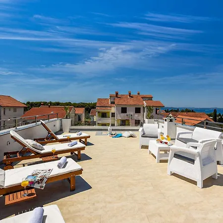 4 Bedroom Awesome In Holiday home *